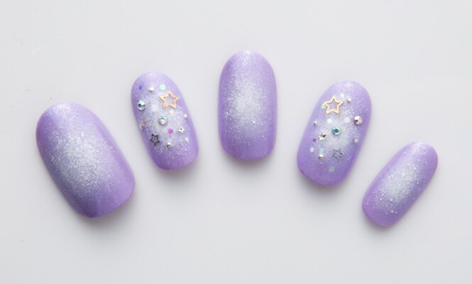 4 11 色使いで遊ぶ 夏のシンプルネイルデザイン10選 ネイル特集 All About